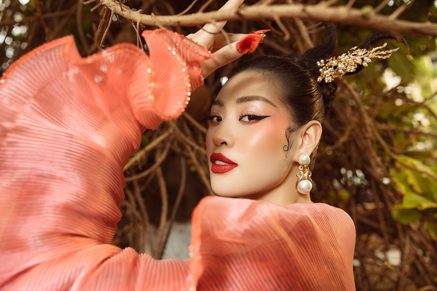 Những hình ảnh trong bộ áo dài hồng thể hiện hình ảnh có phần mạnh mẽ hơn để truyền tải thông điệp về sự lạc quan, hướng về phía trước – những ước nguyện đầu năm sẽ thành hiện thực. Ảnh: Nguyễn Long Những hình ảnh trong bộ áo dài hồng thể hiện hình ảnh có phần mạnh mẽ hơn để truyền tải thông điệp về sự lạc quan, hướng về phía trước – những ước nguyện đầu năm sẽ thành hiện thực. Ảnh: Nguyễn Long.