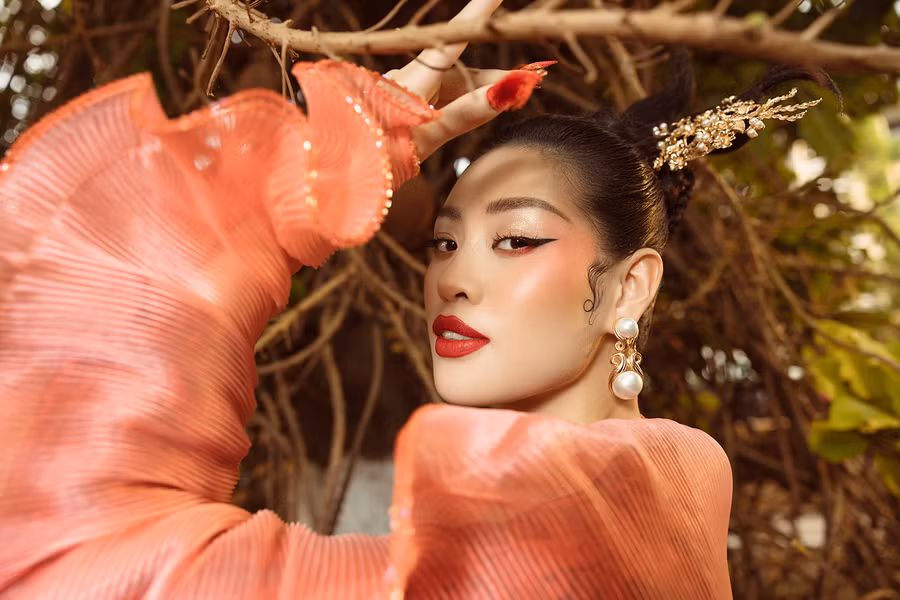 Những hình ảnh trong bộ áo dài hồng thể hiện hình ảnh có phần mạnh mẽ hơn để truyền tải thông điệp về sự lạc quan, hướng về phía trước – những ước nguyện đầu năm sẽ thành hiện thực. Ảnh: Nguyễn Long.