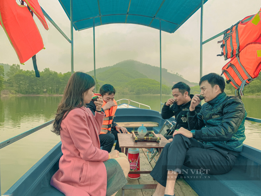 Du lịch Thái Nguyên: Du khách trải nghiệm ngồi thuyền máy tham quan hồ Ghềnh Chè. Ảnh: Hà Thanh