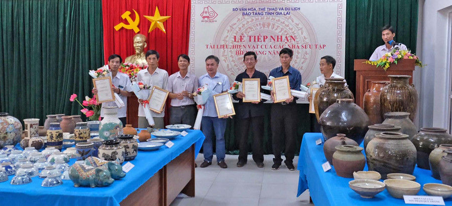 Bảo tàng tỉnh trao chứng nhận cho các nhà sưu tập tư nhân đã có nhiều đóng góp cho hoạt động nghiên cứu, bảo tồn và quảng bá các giá trị của di sản văn hóa. Ảnh: Hoàng Ngọc