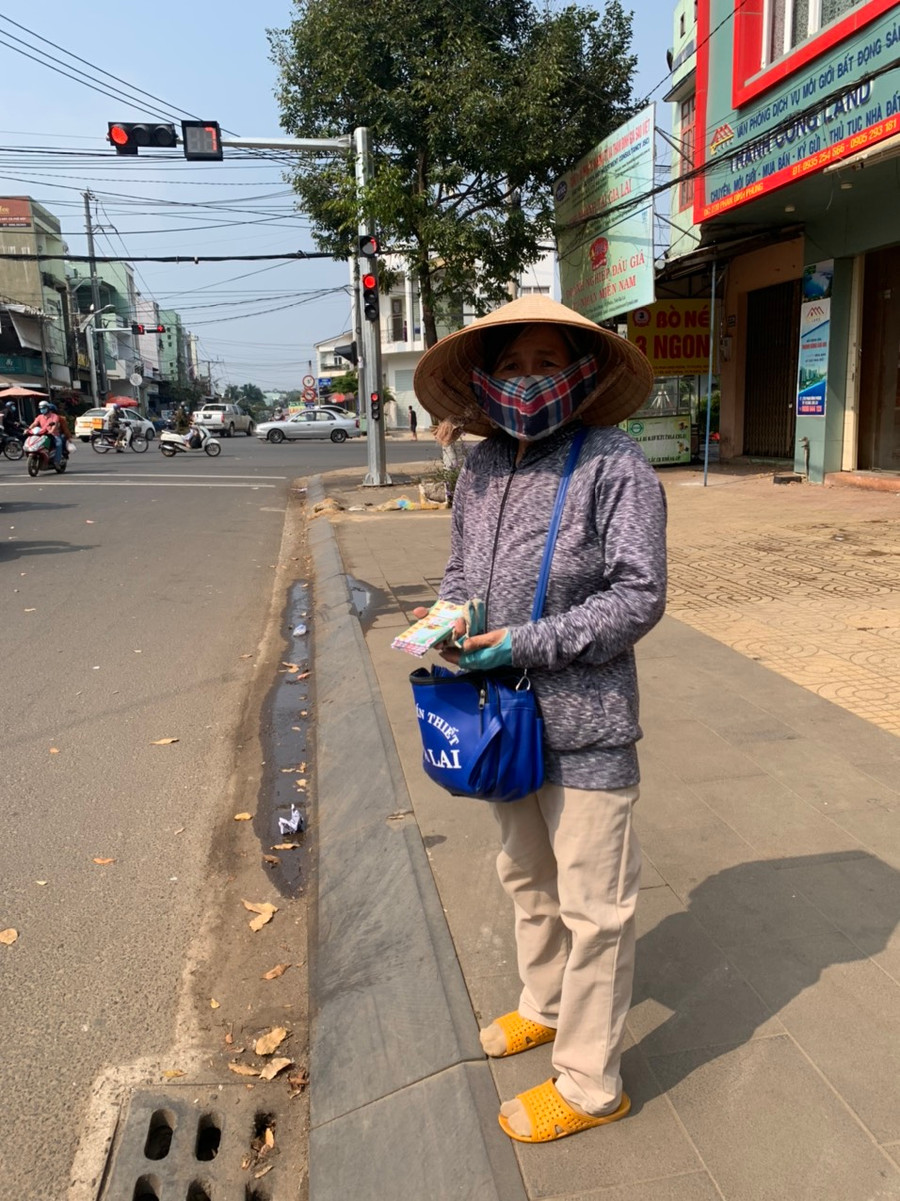 Người bán vé số mưu sinh ngày tết. Ảnh: R'Ô HOK