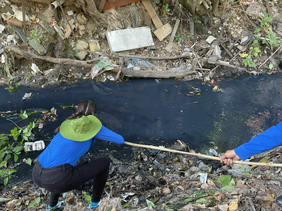 Nàng hậu tất bật cùng thanh niên tình nguyện dọn sạch dòng kênh Tân Trụ (P.15, Q.Tân Bình). Ảnh: Hoa Nữ 