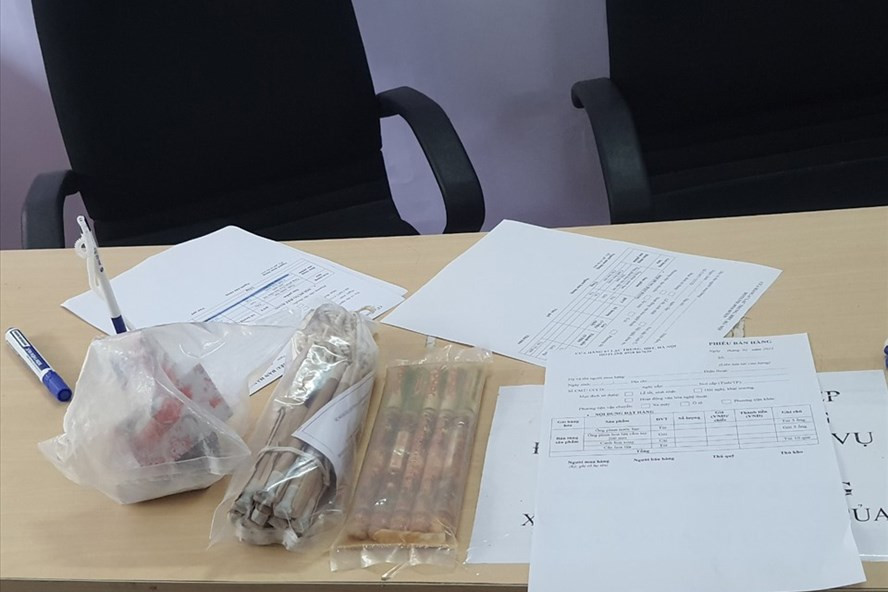 Ba trong số 11 loại pháo hoa do nhà máy Z121 sản xuất mà người dân được phép mua, sử dụng trong dịp Tết Nguyên đán 2022. Ảnh: V.D Ba trong số 11 loại pháo hoa do nhà máy Z121 sản xuất mà người dân được phép mua, sử dụng trong dịp Tết Nguyên đán 2022. Ảnh: V.D