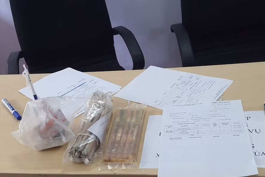 Ba trong số 11 loại pháo hoa do nhà máy Z121 sản xuất mà người dân được phép mua, sử dụng trong dịp Tết Nguyên đán 2022. Ảnh: V.D