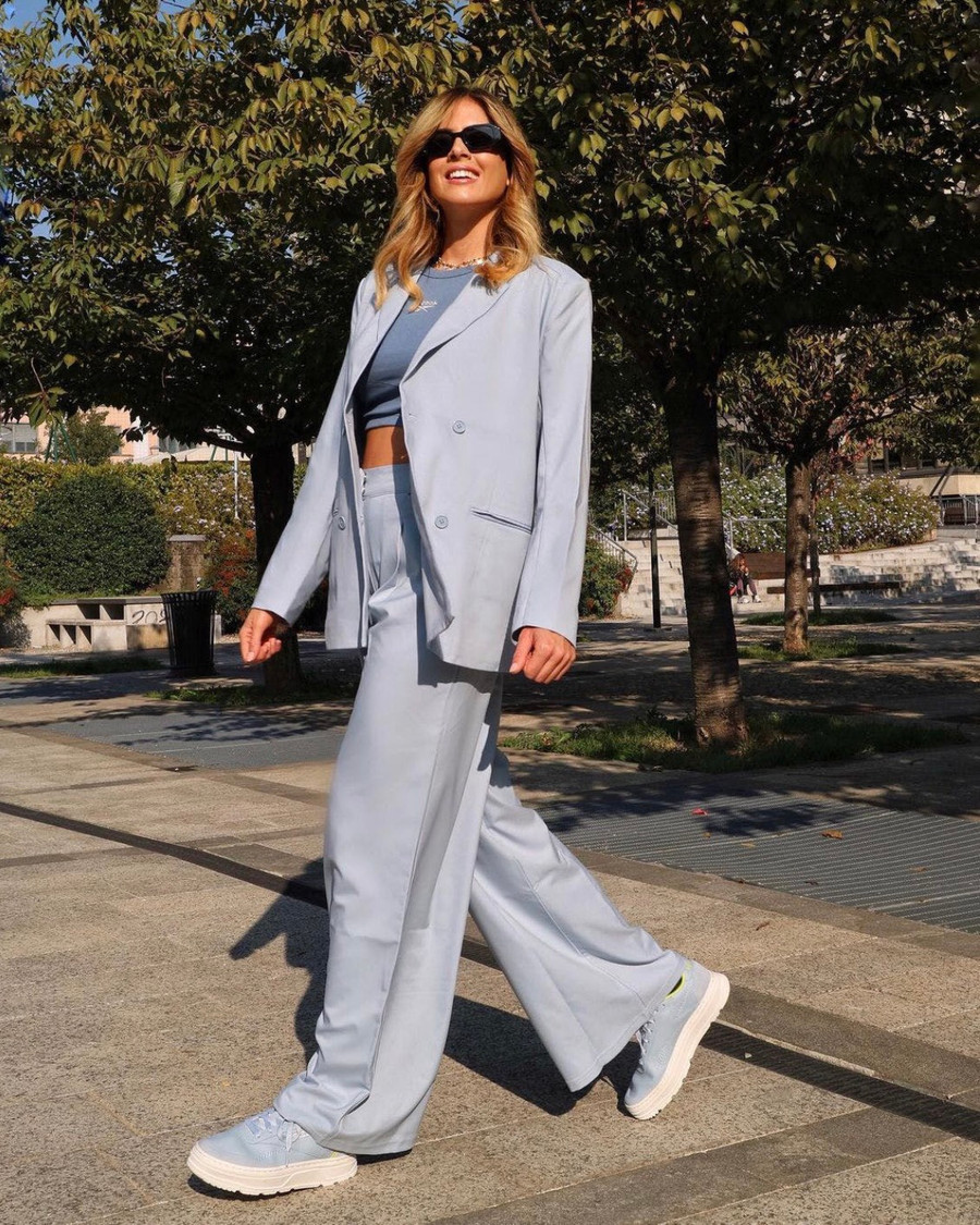 Đem tới vẻ ngoài thể thao sang trọng và thanh lịch với áo khoác blazer, quần dáng suông và giày thể thao chunky màu xanh xám trang nhã.