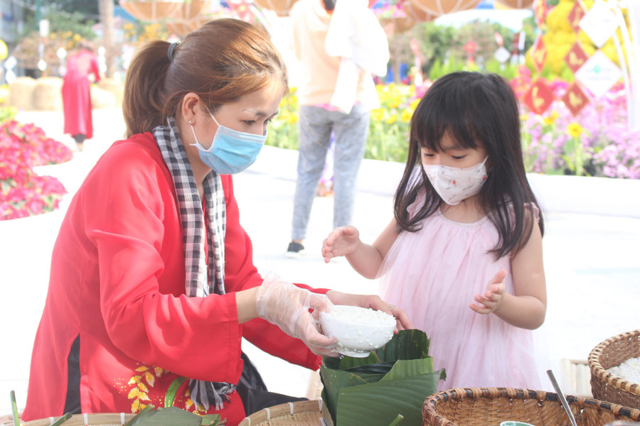 Cho con tham gia nhiều hoạt động ngày tết như gói bánh chưng, bánh tét... Ảnh: T.Đ Cho con tham gia nhiều hoạt động ngày tết như gói bánh chưng, bánh tét... Ảnh: T.Đ