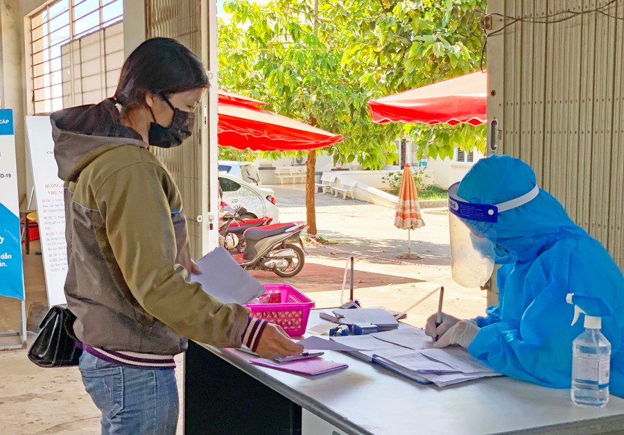 Người dân khai báo y tế tại Khu sàng lọc Covid-19 Bệnh viện Nhi Gia Lai. Ảnh: Như Nguyện