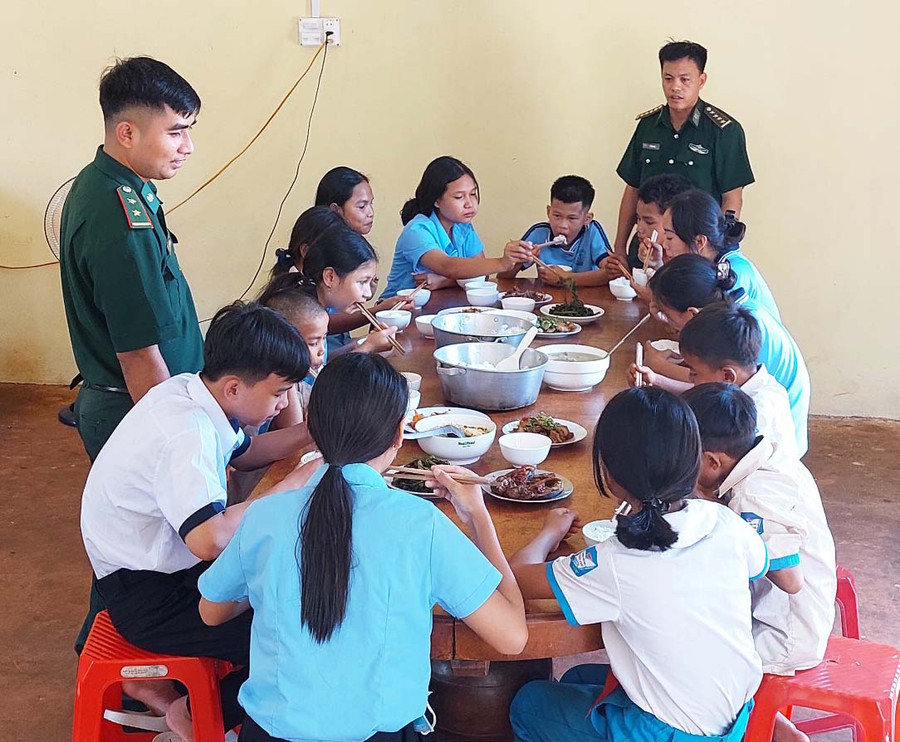Bếp ăn tình thương của Đồn Biên phòng Cửa khẩu Quốc tế Lệ Thanh đã góp phần giúp đỡ các em có hoàn cảnh khó khăn vững bước tới trường. Ảnh: Vĩnh Hoàng