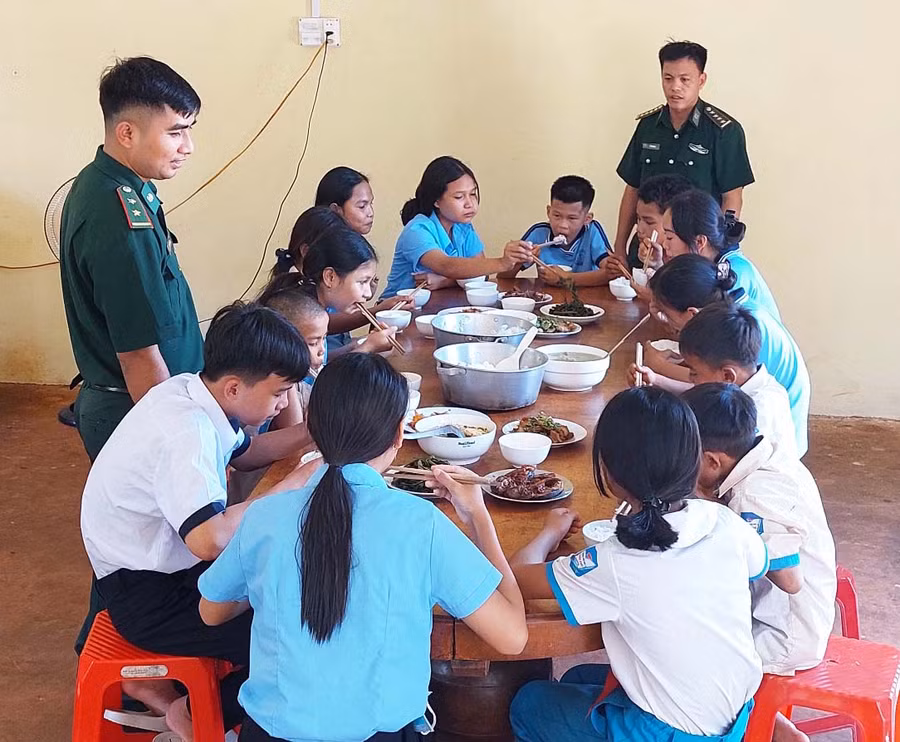 Bếp ăn tình thương của Đồn Biên phòng Cửa khẩu Quốc tế Lệ Thanh đã góp phần giúp đỡ các em có hoàn cảnh khó khăn vững bước tới trường. Ảnh: Vĩnh Hoàng