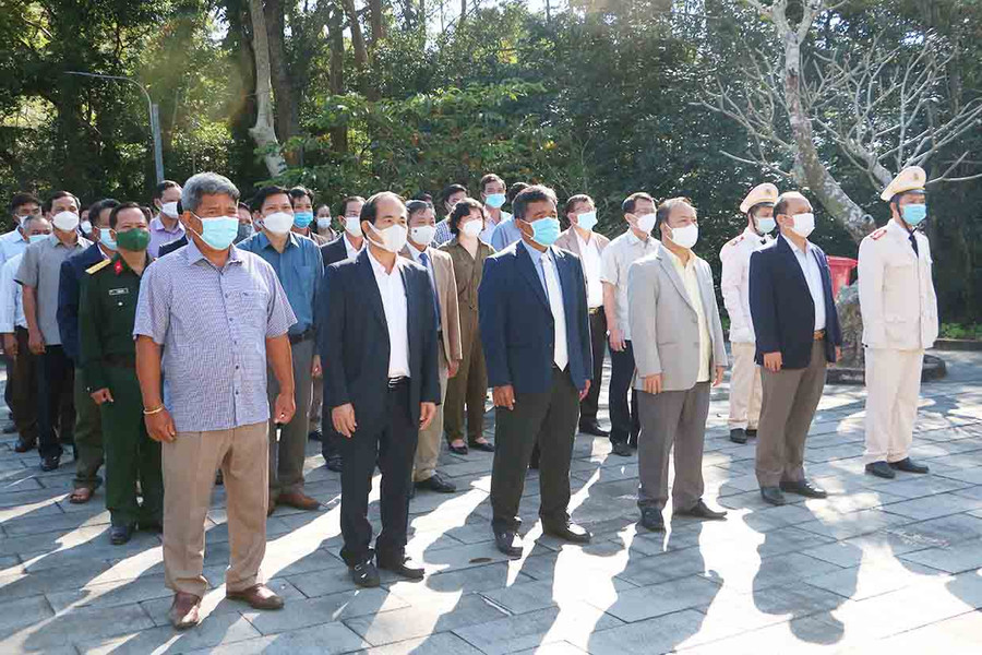 Đoàn công tác của Ban Thường vụ Tỉnh ủy dâng hoa tại Nhà tưởng niệm trong khuôn viên Khu di tích lịch sử cách mạng của tỉnh. Ảnh: Quang Tấn ng hoa tại Nhà tưởng niệm trong khuôn viên Khu di tích lịch sử cách mạng của tỉnh. Ảnh: Quang Tấn
