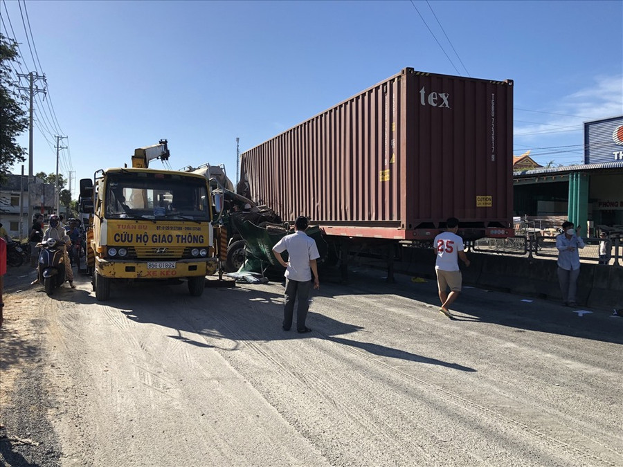 Cẩu xe bị nạn để giải phóng hiện trường sáng nay 26.2. Ảnh: DT Cẩu xe bị nạn để giải phóng hiện trường sáng nay 26.2. Ảnh: DT