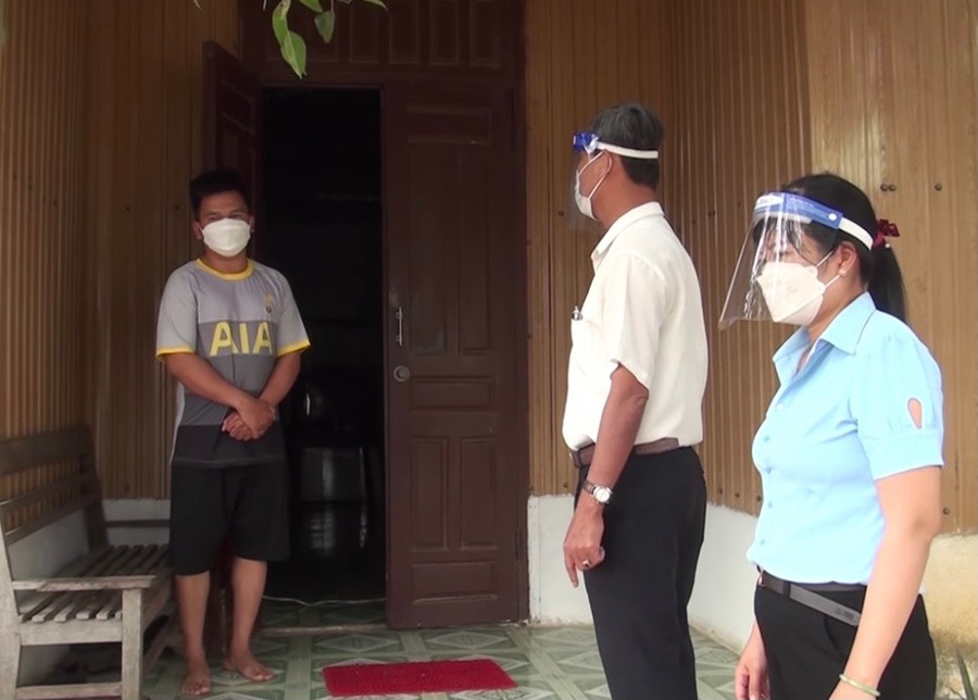Tổ Covid cộng đồng kiểm tra, giám sát, hỗ trợ F0 cách ly, điều trị tại nhà. Ảnh: Vũ Chi Tổ Covid cộng đồng kiểm tra, giám sát, hỗ trợ F0 cách ly, điều trị tại nhà. Ảnh: Vũ Chi
