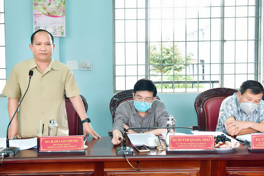 Phó Bí thư Tỉnh ủy Rah Lan Chung phát biểu tại buổi làm việc. Ảnh: Đức Thụy