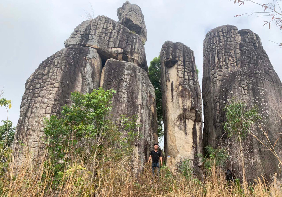 Nhiều người dân thường xuyên lui tới khu vực tượng đá “ông Phật” tại núi Chư Pao. Ảnh: R’Ô HOK