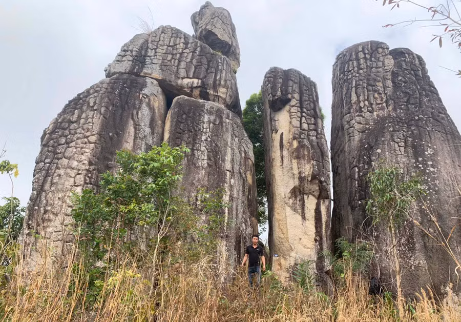 Nhiều người dân thường xuyên lui tới khu vực tượng đá “ông Phật” tại núi Chư Pao. Ảnh: R’Ô HOK