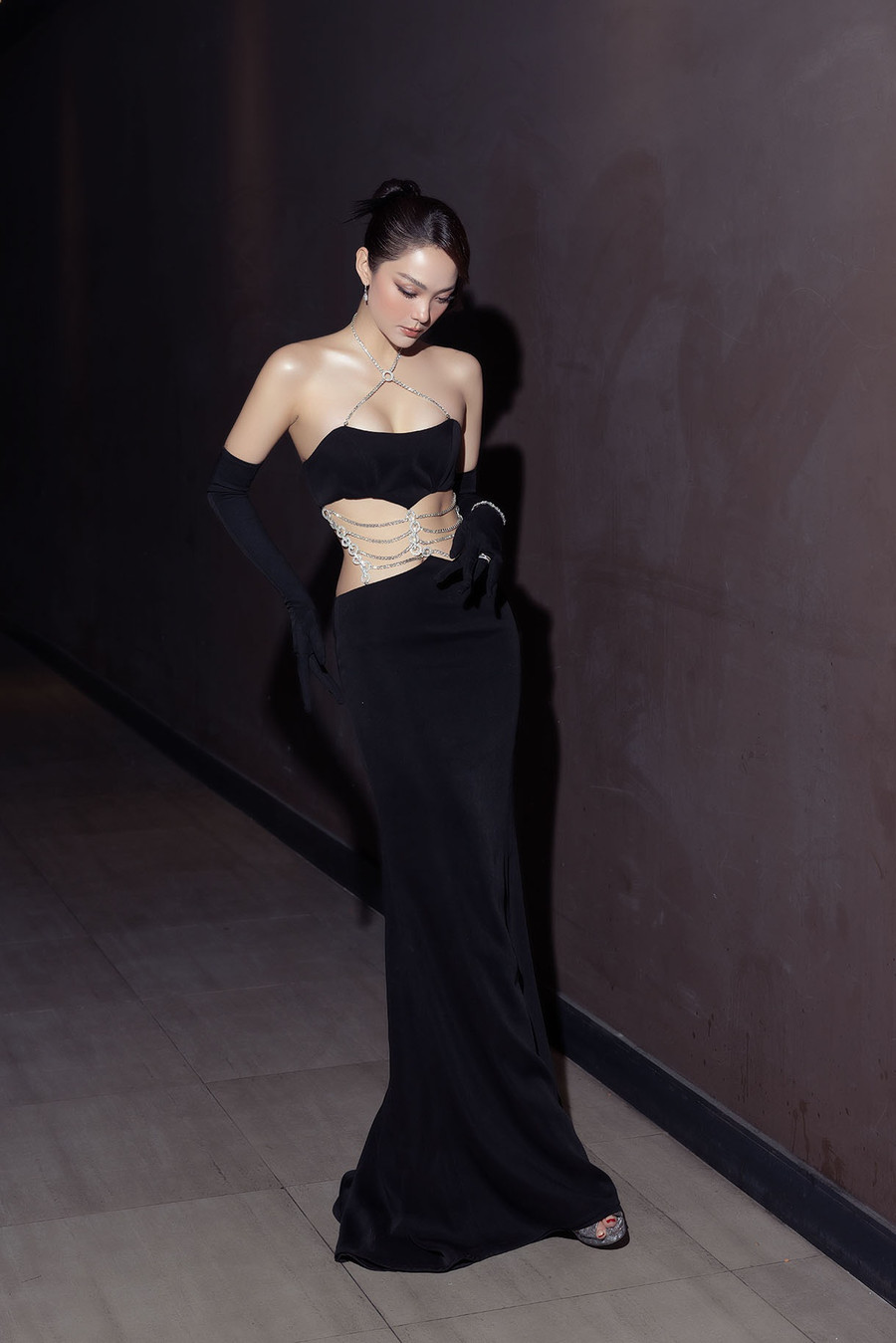 Điểm tương đồng ở các mẫu đầm đen vừa kín đáo vừa sexy mà Thanh Hằng và Minh Hằng chưng diện là đòi hỏi người mặc có vòng eo săn chắc thon gọn. Ngược lại, người mặc sẽ tự biến mình thành 