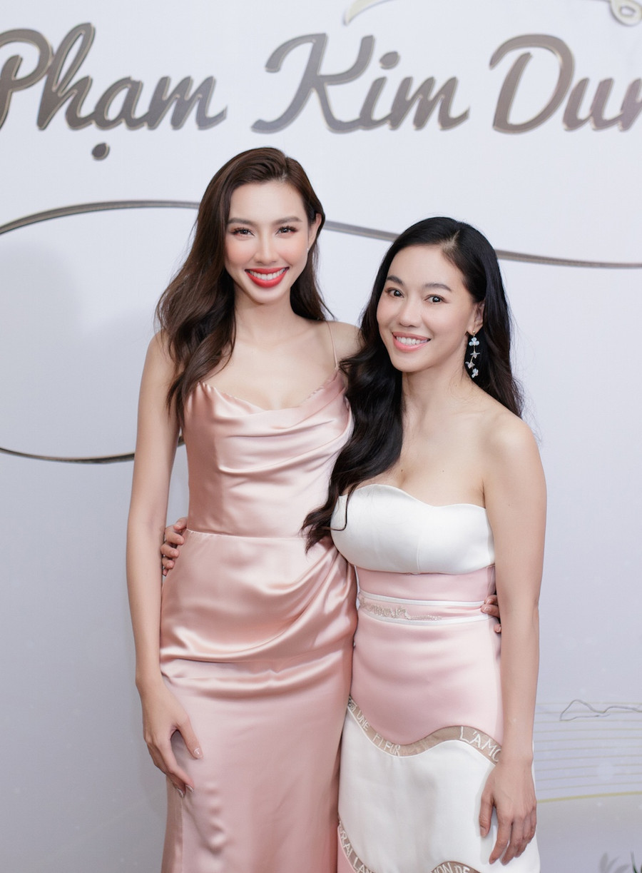 Dù bận rộn lịch trình trước khi sang Thái tiếp tục nhiệm kỳ hoa hậu nhưng Thùy Tiên vẫn dành thời gian đến chúc mừng người chị đứng sau thành công của mình. Người đẹp sinh năm 1998 còn gây chú ý với màn thổi bánh kem “ké” đầy đáng yêu. Ảnh: NVCC