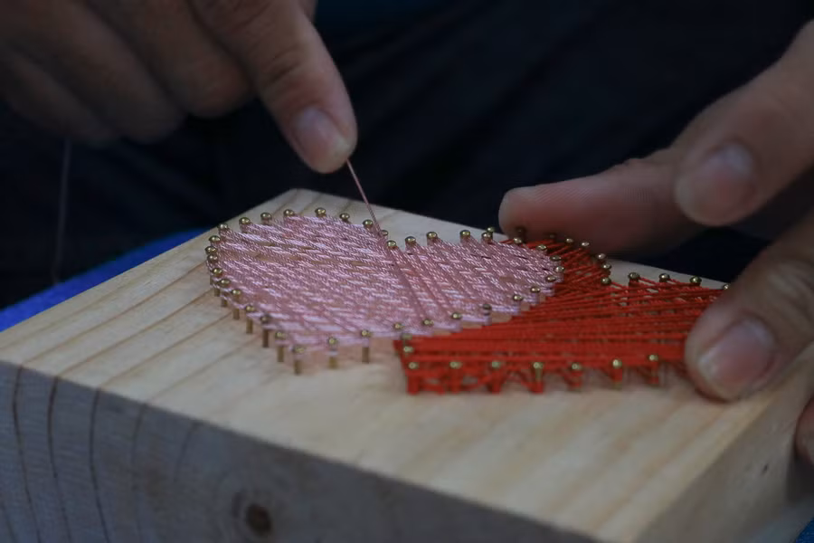 Kết hợp nhiều màu chỉ khác nhau giúp tạo điểm nhấn cho bức tranh. Ảnh: Ngọc Long