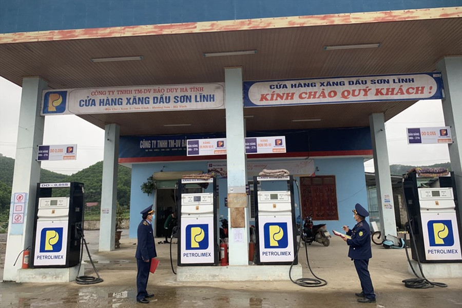 Cửa hàng xăng dầu Sơn Lĩnh bị phạt 15 triệu đồng. Ảnh: TT Cửa hàng xăng dầu Sơn Lĩnh bị phạt 15 triệu đồng. Ảnh: TT.