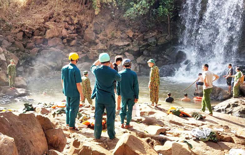 Khu vực thác nơi chị Thái Thị Hiền bị đuối nước. Ảnh: Huy Hà Khu vực thác nơi chị Hiền đuối nước thương tâm. Ảnh: Huy Hà