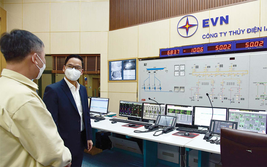 Giám đốc Công ty Đoàn Tiến Cường (thứ 2 từ trái sang) kiểm tra công tác sản xuất trong dịp Tết Nhâm Dần tại Trung tâm điều khiển Nhà máy Thủy điện Ialy.