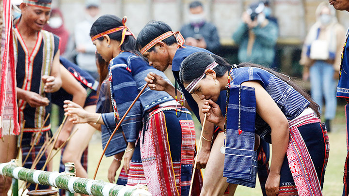 Dân làng cùng uống rượu cần, xem như công nhận cuộc hôn nhân. Dân làng cùng uống rượu cần, xem như công nhận cuộc hôn nhân.