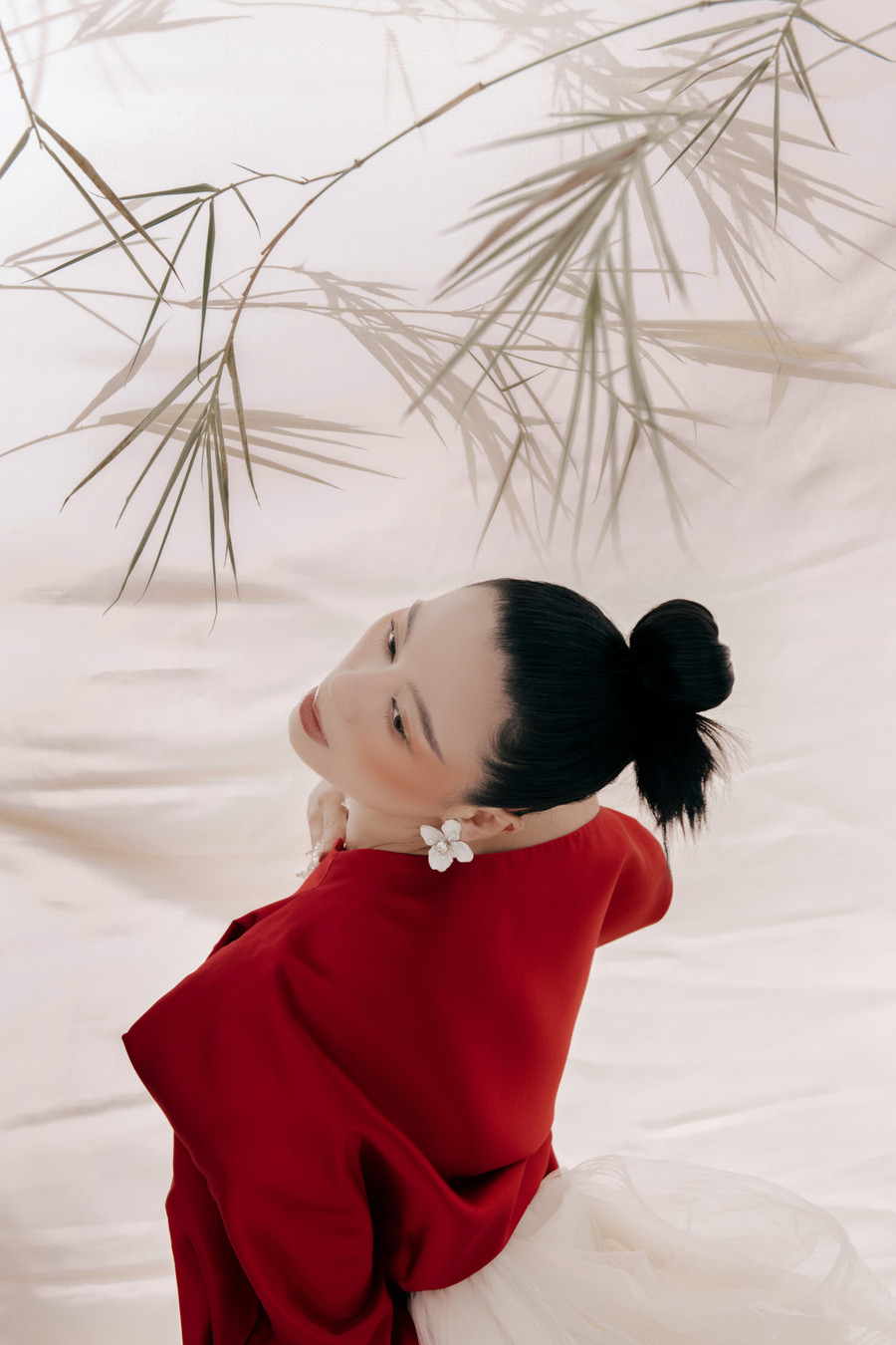  Ngoài ra, Nam Thư còn khiến khán giả ấn tượng bởi sự chăm chút về mặt hình ảnh. Có thể nói mỗi lần xuất hiện tại sự kiện, người đẹp đều khiến cư dân mạng trầm trồ về phong cách thời trang lẫn nhan sắc. Trong dịp đầu năm, nữ diễn viên gốc Vũng Tàu gây bất ngờ khi biến hóa đầy ma mị trong bộ ảnh mới. Đây là những khoảnh khắc rạng rỡ mà Nam Thư muốn gửi gắm đến người hâm mộ, ẩn chứa một thông điệp đầy ý nghĩa