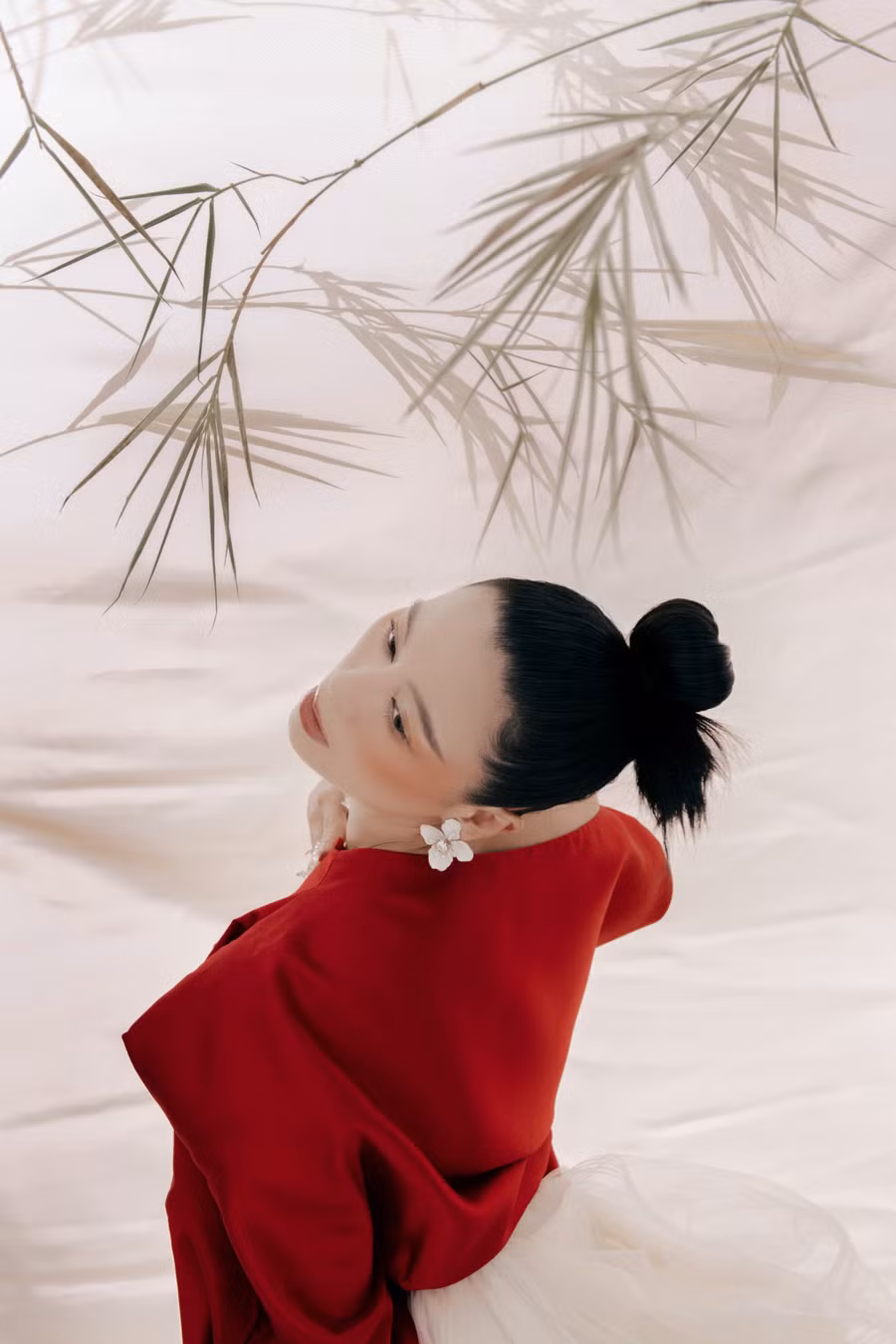  Ngoài ra, Nam Thư còn khiến khán giả ấn tượng bởi sự chăm chút về mặt hình ảnh. Có thể nói mỗi lần xuất hiện tại sự kiện, người đẹp đều khiến cư dân mạng trầm trồ về phong cách thời trang lẫn nhan sắc. Trong dịp đầu năm, nữ diễn viên gốc Vũng Tàu gây bất ngờ khi biến hóa đầy ma mị trong bộ ảnh mới. Đây là những khoảnh khắc rạng rỡ mà Nam Thư muốn gửi gắm đến người hâm mộ, ẩn chứa một thông điệp đầy ý nghĩa