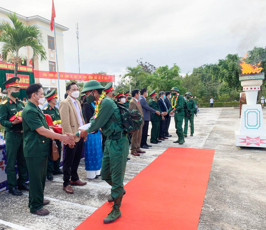 Hội đồng Nghĩa vụ Quân sự thị xã Ayun Pa tặng hoa, quà cho các tân binh lên đường nhập ngũ. Ảnh: Vũ Chi Hội đồng Nghĩa vụ quân sự thị xã Ayun Pa tặng hoa, quà cho các tân binh lên đường nhập ngũ. Ảnh: Vũ Chi
