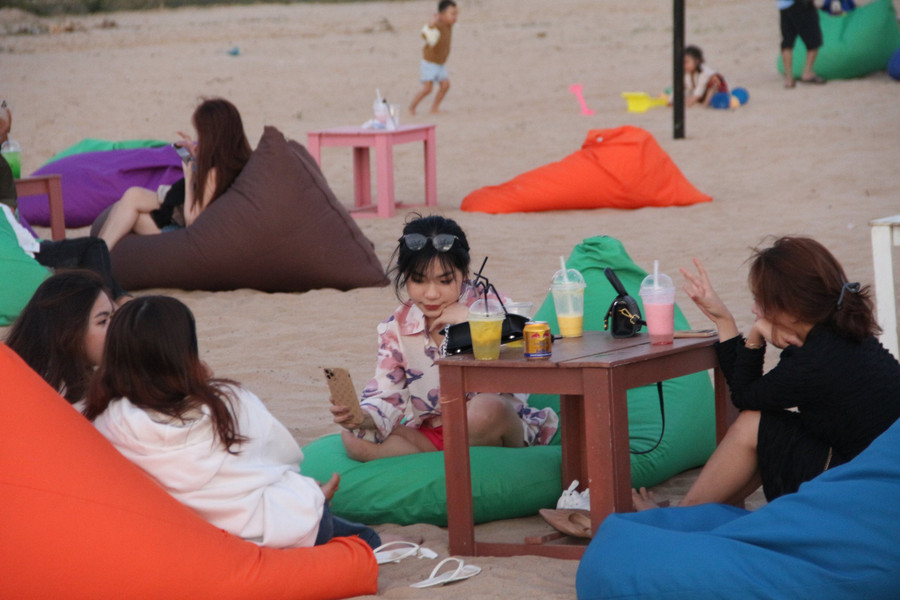 Nơi đây trở thành điểm đến yêu thích của giới trẻ Kon Tum trong mùa nước cạn. Ảnh: Đức Nhật 