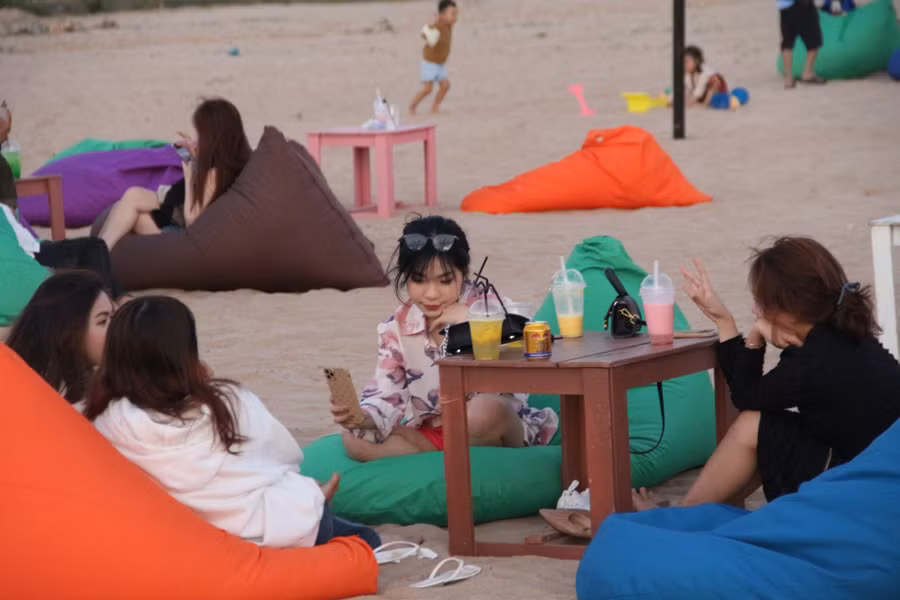 Nơi đây trở thành điểm đến yêu thích của giới trẻ Kon Tum trong mùa nước cạn. Ảnh: Đức Nhật 