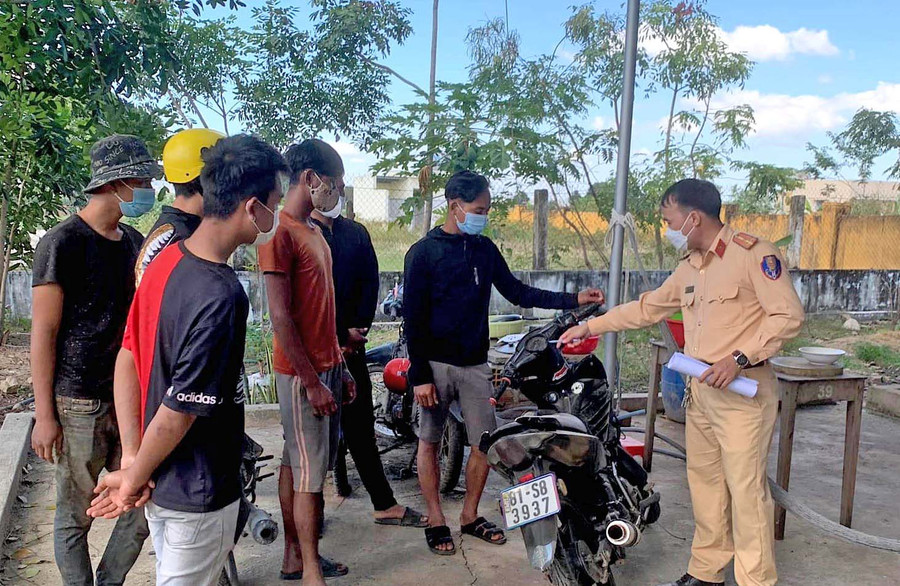 Công an huyện Phú Thiện tuyên truyền cá biệt cho thanh-thiếu niên dân tộc thiểu số về các quy định của Luật Giao thông đường bộ (ảnh Công an huyện Phú Thiện cung cấp).