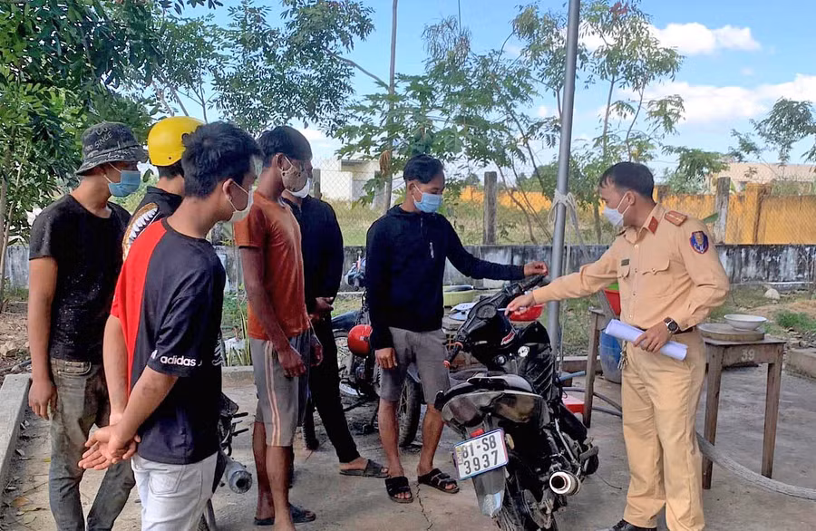 Công an huyện Phú Thiện tuyên truyền cá biệt cho thanh-thiếu niên dân tộc thiểu số về các quy định của Luật Giao thông đường bộ (ảnh Công an huyện Phú Thiện cung cấp).