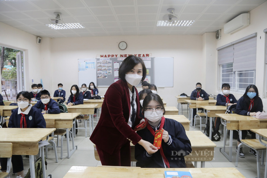 Cô Trịnh Hồng Vân, Hiệu trưởng Trường THCS Thanh Xuân Trung lì xì cho học sinh. Ảnh: Tào Nga