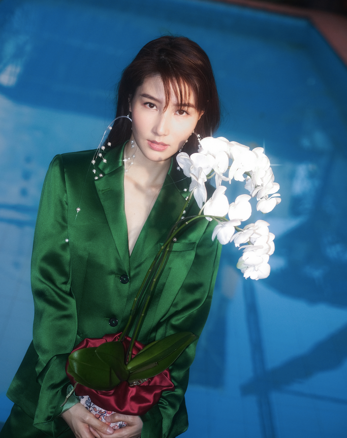 Thời sinh viên, Diễm My vừa học vừa đóng phim nên thường xuyên thiếu ngủ. Để tiết kiệm chi phí, cô tự mình chạy xe máy đến các địa điểm quay. Có lần, sau khi kết thúc một cảnh phim ở Nha Trang, cô vội vàng lên chuyến tàu lửa sớm nhất về TP.HCM để kịp thi cử. Ảnh: Alex Fox