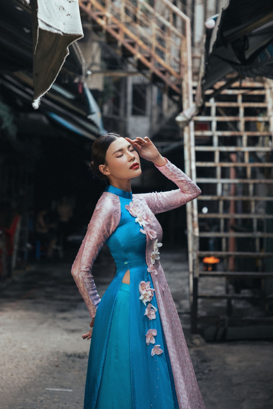 Thúy Diễm khiến fan bất ngờ khi tạo dáng “thần sầu”, bay bổng trong loạt áo dài giữa khu phố người Hoa cổ kính, bình dị. Nữ diễn viên tạo dáng thướt tha, ghi lại những khoảnh khắc giản dị nhưng cực kỳ cuốn hút. Ảnh: Nguyễn Đăng Khoa