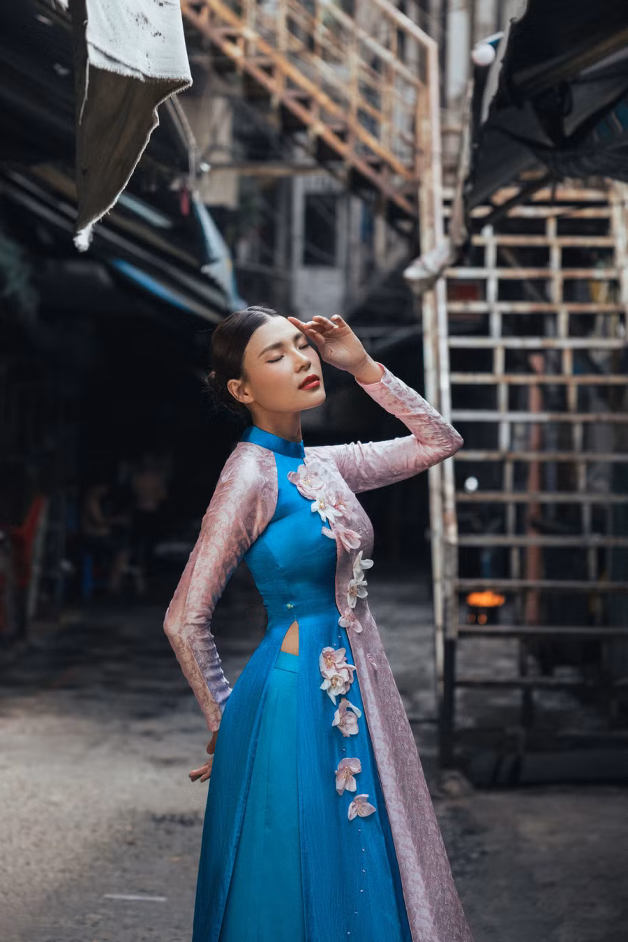 Thúy Diễm khiến fan bất ngờ khi tạo dáng “thần sầu”, bay bổng trong loạt áo dài giữa khu phố người Hoa cổ kính, bình dị. Nữ diễn viên tạo dáng thướt tha, ghi lại những khoảnh khắc giản dị nhưng cực kỳ cuốn hút. Ảnh: Nguyễn Đăng Khoa