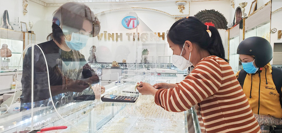 Bên cạnh xu hướng mua vàng miếng, vàng khâu, khá nhiều khách hàng lựa chọn mua nữ trang đầu năm lấy lộc. Ảnh: Sơn Ca