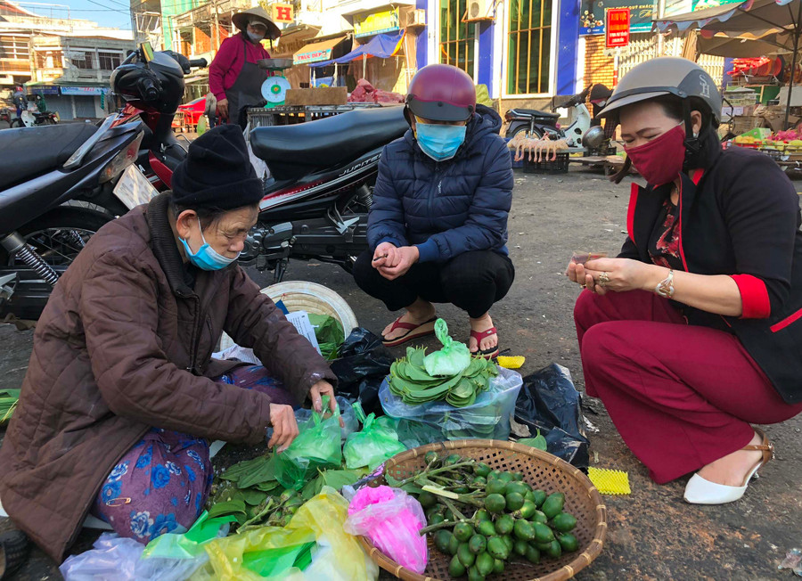 Bà Hà Thị Ngọc (bìa trái) bày bán trầu, cau và muối trước Trung tâm thương mại Pleiku, mong cầu một năm nhiều may mắn. Ảnh: Đinh Yến Bà Hà Thị Ngọc được nhiều người mua muối, trầu, cau để mua lộc, mua may mắn cho năm mới. Ảnh: Đinh Yến