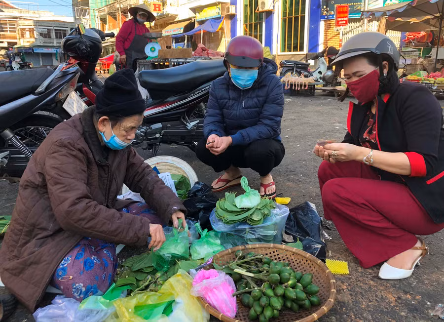 Bà Hà Thị Ngọc được nhiều người mua muối, trầu, cau để mua lộc, mua may mắn cho năm mới. Ảnh: Đinh Yến