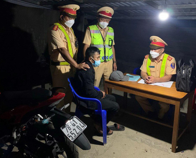 Lực lượng CSGT đấu tranh, làm rõ đối tượng trộm cắp xe máy. Lực lượng CSGT đấu tranh, làm rõ đối tượng trộm cắp xe máy