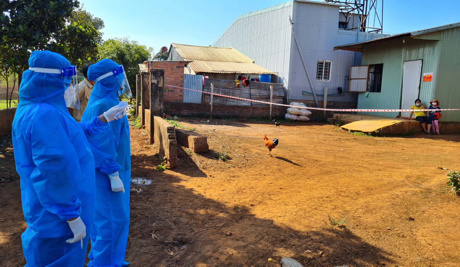 Nhân viên y tế tuyên truyền, nhắc nhở người dân làng Ia Lang (phường Chi Lăng, TP. Pleiku) thực hiện nghiêm việc cách ly y tế tại nhà. Ảnh: Bá Bính