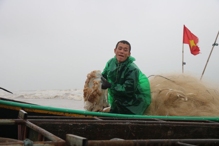 Một ngư dân vừa trở về sau hơn 2 giờ ra khơi thả lưới bắt sứa. Ảnh: Phạm Đức