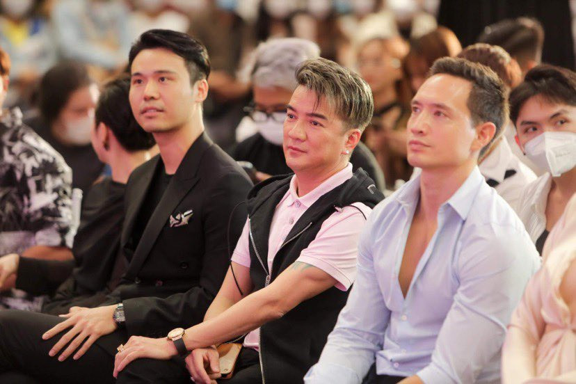 Kim Lý ngồi cạnh Đàm Vĩnh Hưng và CEO Lâm Thành Kim, chăm chú theo dõi sự kiện ủng hộ cho Hà Hồ. Ảnh: BTC