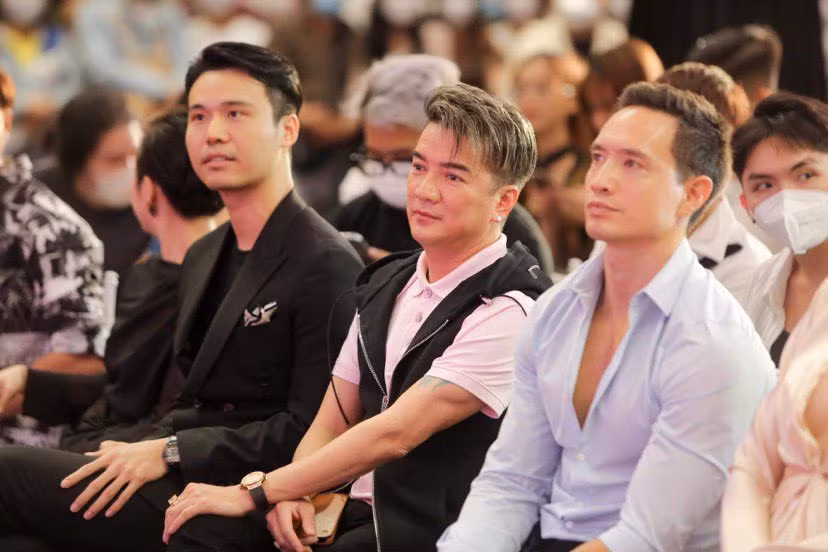 Kim Lý ngồi cạnh Đàm Vĩnh Hưng và CEO Lâm Thành Kim, chăm chú theo dõi sự kiện ủng hộ cho Hà Hồ. Ảnh: BTC