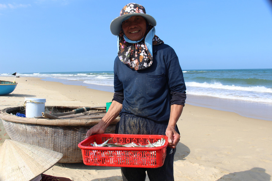 Ông Tự tươi như hoa vì trúng được mẻ cá hố