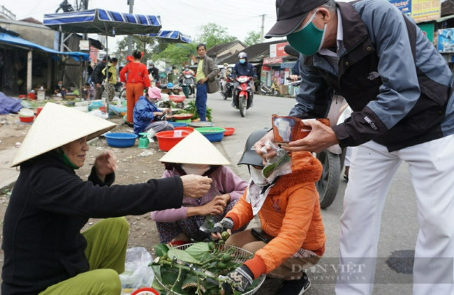 Gần như bất cứ ai đến phiên chợ Tết Gia Lạc cũng mua trầu cau để mong năm mới gặp nhiều may mắn, phát tài phát lộc. Ảnh: Trần Hòe. Gần như bất cứ ai đến phiên chợ Tết Gia Lạc cũng mua trầu cau để mong năm mới gặp nhiều may mắn, phát tài phát lộc. Ảnh: Trần Hòe.