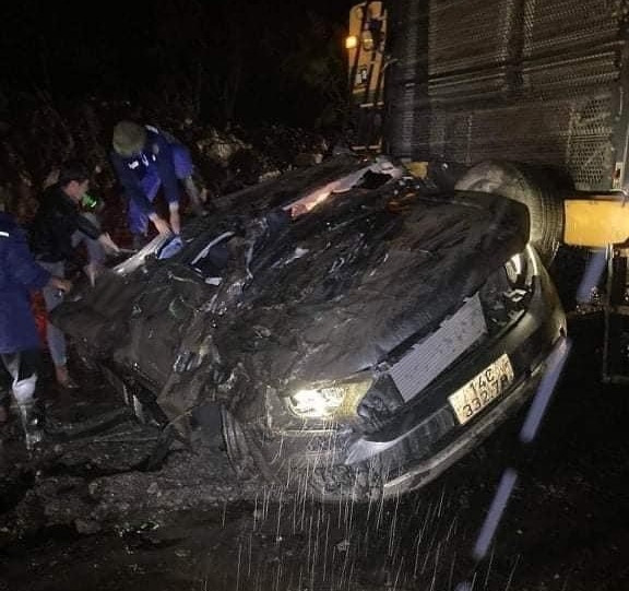 Chiếc xe bán tải Ford bẹp dúm có 2 người trên xe bị mắc kẹt - được những công nhân mỏ than Cao Sơn, TP. Cẩm Phả (Quảng Ninh) nỗ lực cắt phá cabin tiếp cận cứu người trong thời tiết mưa lớn. Ảnh: X.Q.N