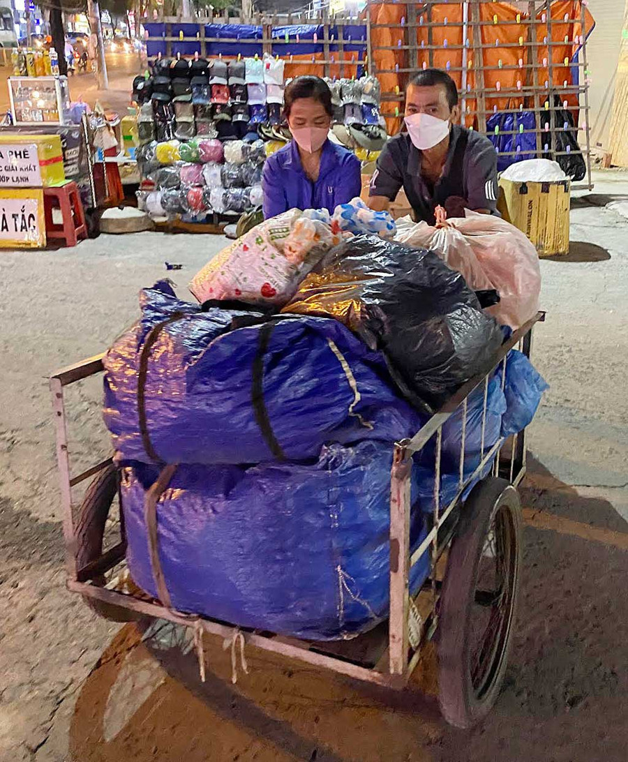 Phụ vợ bán nón. Ảnh: Lê Vân