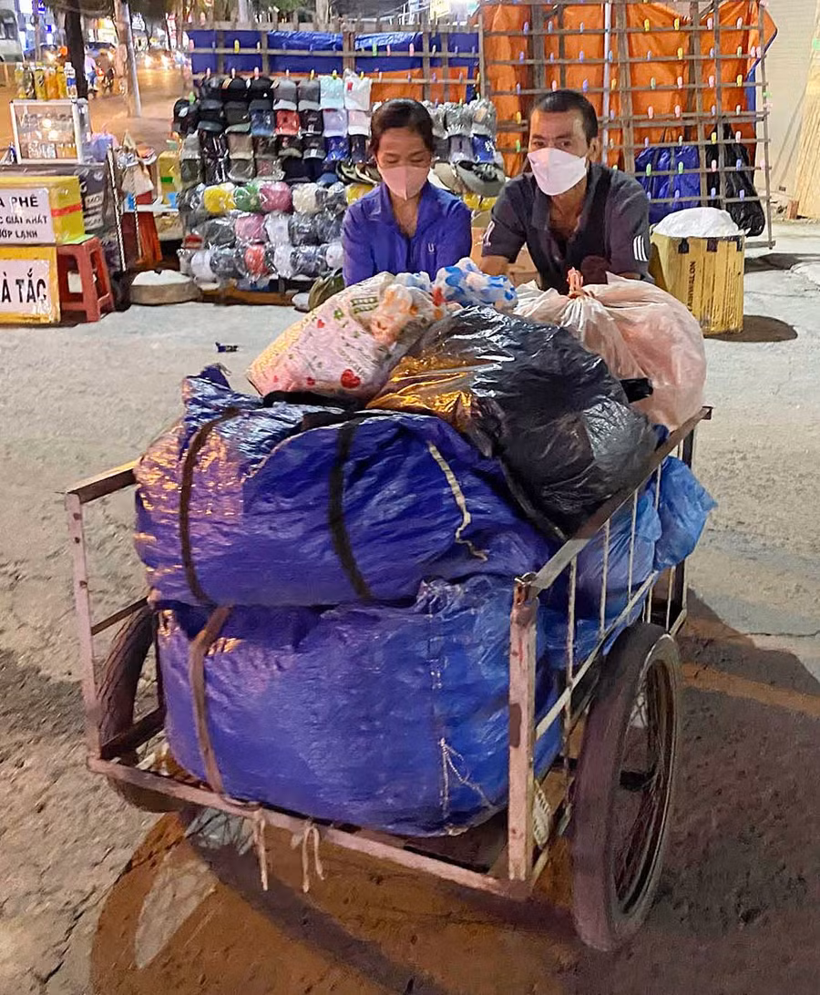 Phụ vợ bán nón. Ảnh: Lê Vân